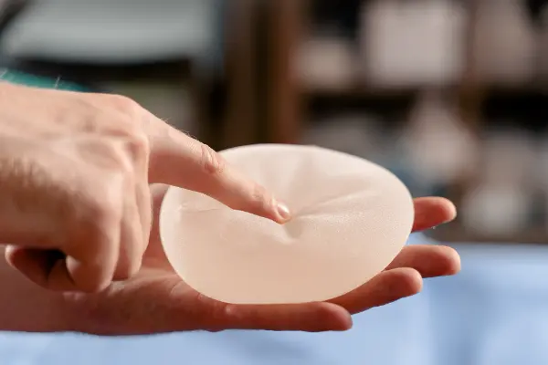 Tener una apariencia natural y estética después de una cirugía mamaria es el deseo de muchas pacientes. Los senos operados en gota posibilitan un perfil armonioso y elegante que realza...