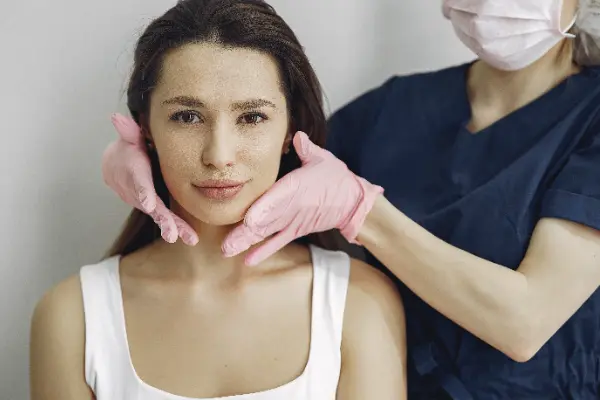 Si estás considerando una ritidoplastia, seguro te preguntas qué esperar de una ritidoplastia antes y después. Este procedimiento puede ofrecer mejoras significativas en la apariencia facial, pero es fundamental conocer...